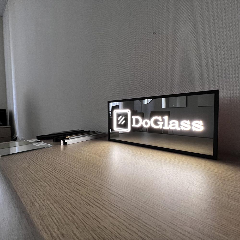 Зеркальная вывеска DoGlass с LED-подсветкой